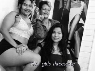 Hot_girls_threesome